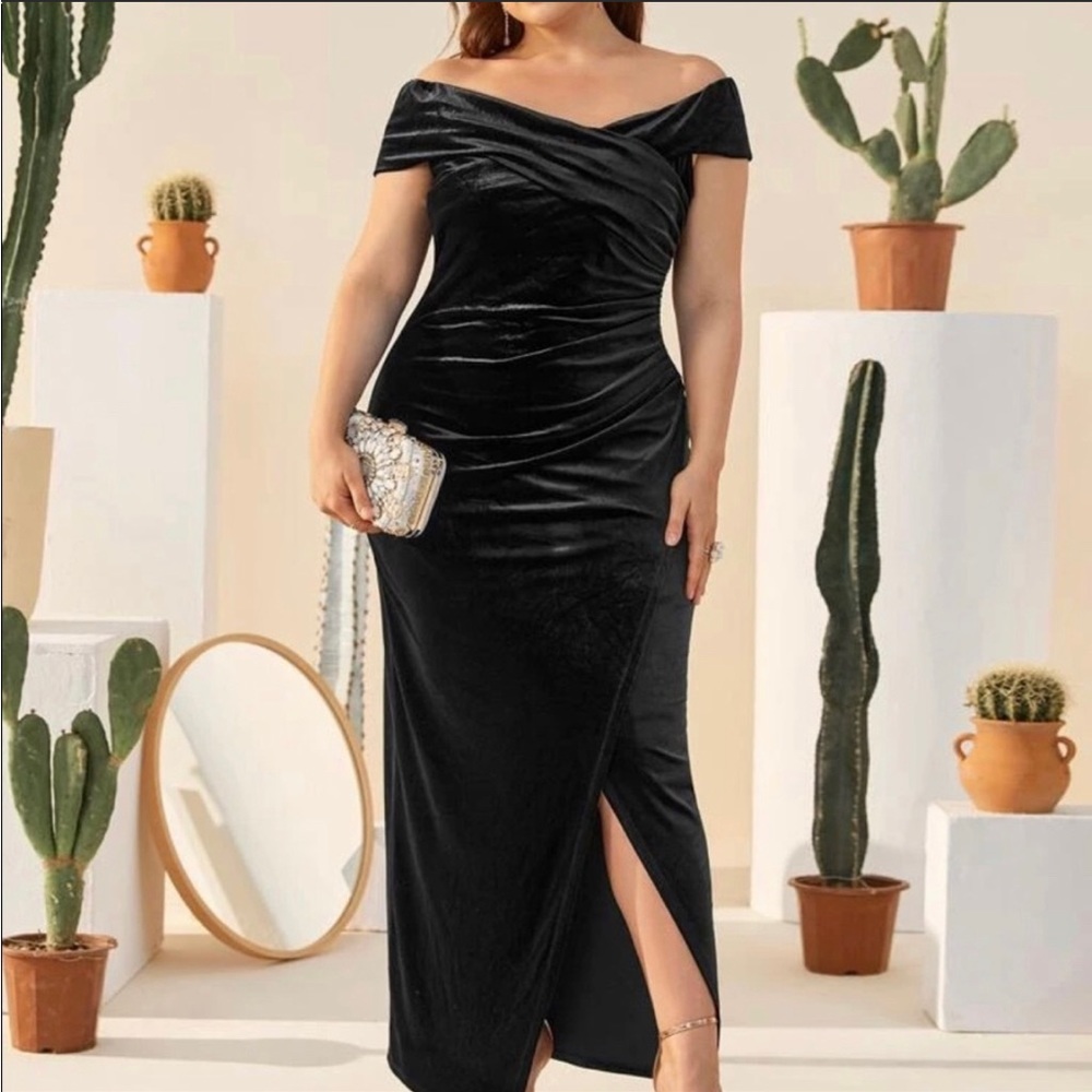 SHEIN Plus Cross Wrap Off Shoulder Solid Velvet Dress